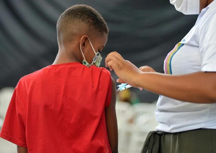 Crianças e adolescentes de 6 a 17 anos receberão a segunda dose