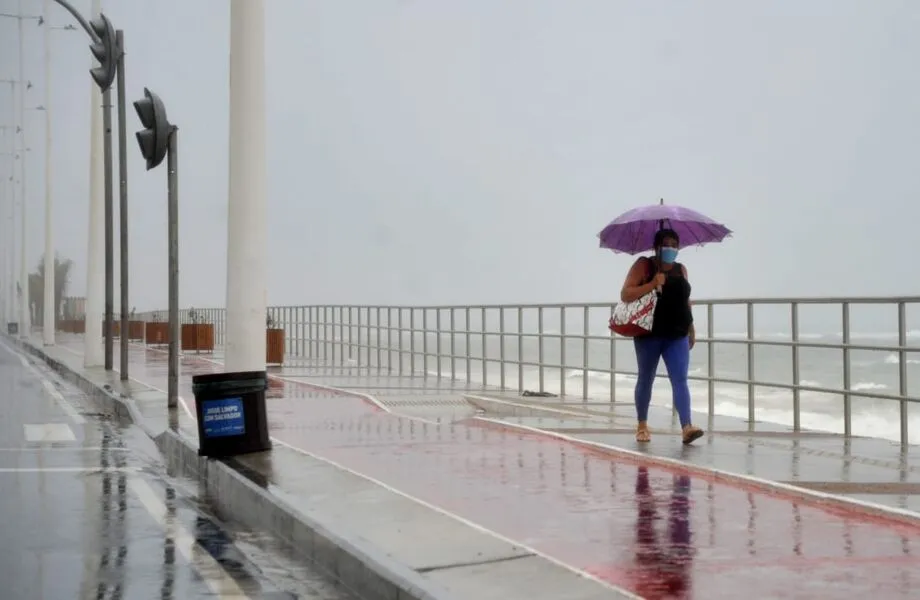 A previsão para esta sexta é de céu nublado com chances de até 90% de chuvas fracas a fortes