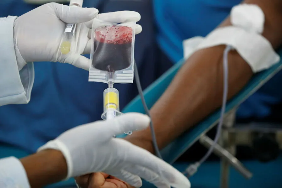 Para doar sangue, é preciso estar em boas condições de saúde, sem sintomas gripais, pesar mais de 50 quilos, estar bem alimentado e ter entre 16 e 69 anos incompletos.
