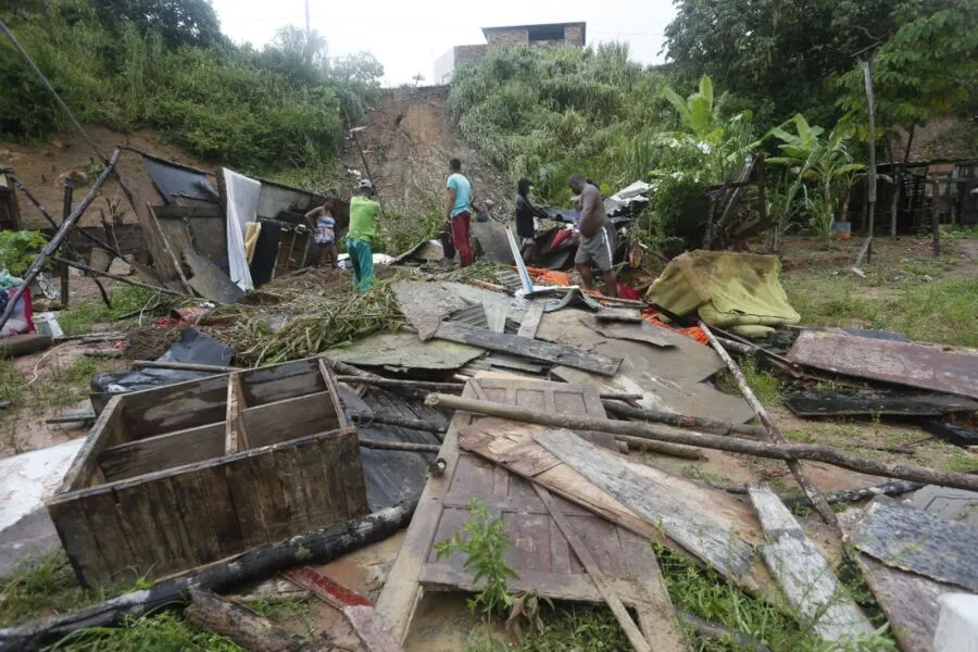 Barranco localizado na invasão Deus é Fiel cedeu e derrubou barraco instalado na região