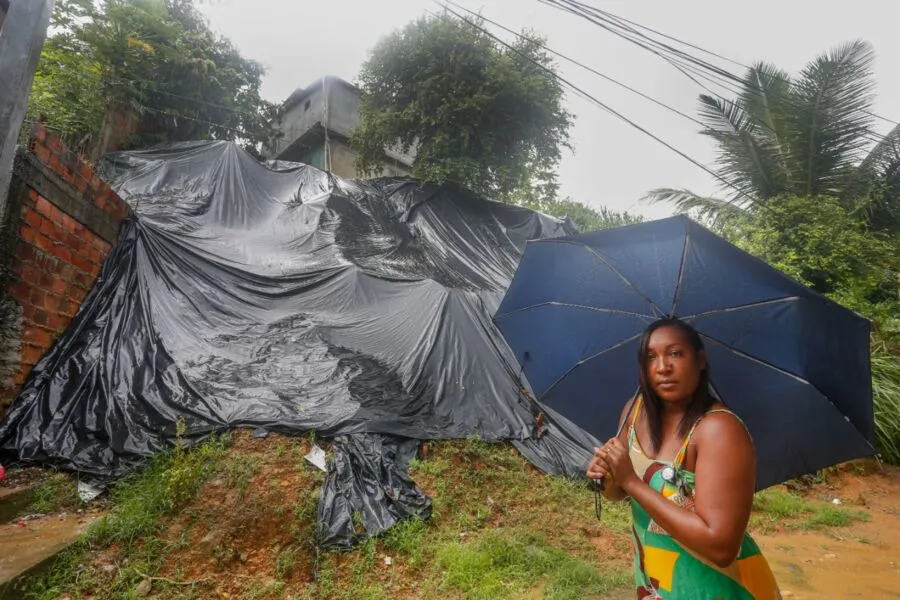 Lona instalada na encosta está repleta de buracos