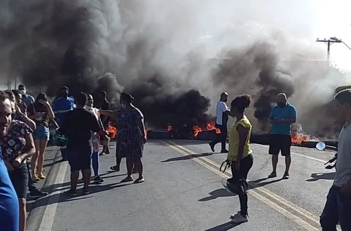 Manifestantes bloquearam  passagem de veículos no trecho Itabuna-Ibicaraí da BR-415