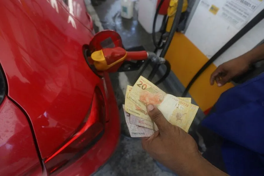 Gasolina tem sido vendida a R$ 7,99 o litro em postos de combustíveis baianos