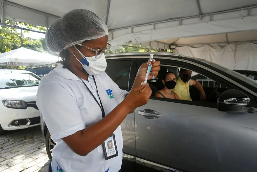 Dose de reforço é considerada essencial para prevenir infecções, hospitalizações e óbitos entre os grupos mais vulneráveis