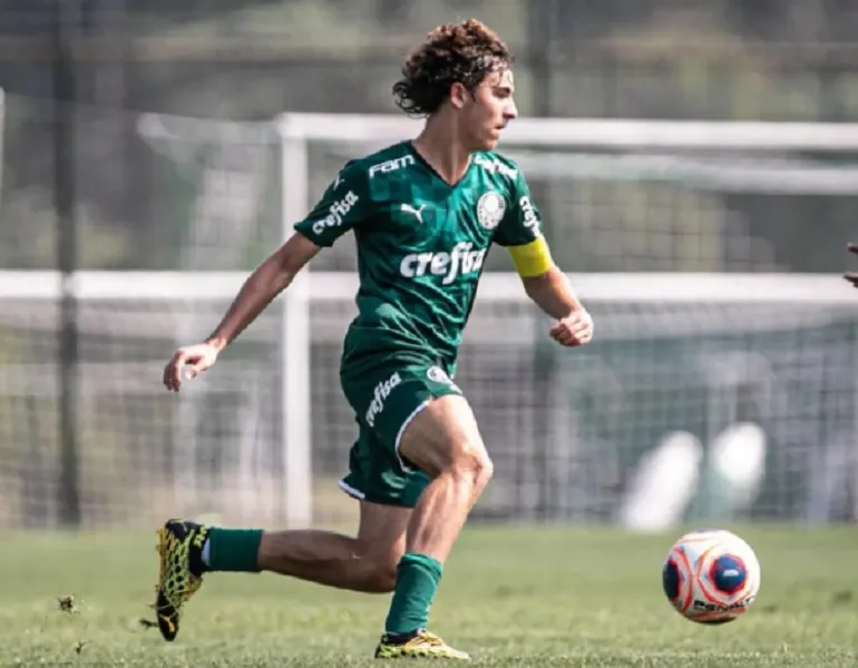 Jogador começou sua trajetória no futebol aos 11 anos