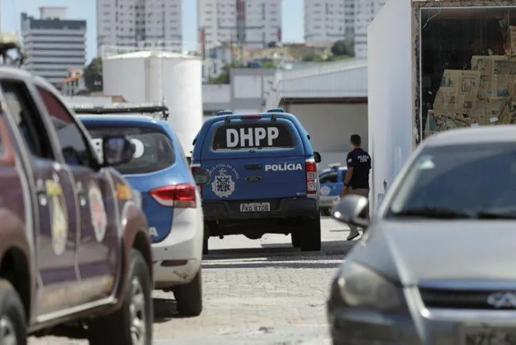 De acordo com o delegado, o homem, que era primo da vítima e já estudou na escola onde a vítima foi morta