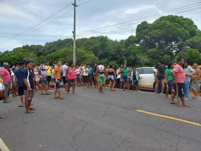 Protesto teve participação de não indígenas e casa onde houve o crime foi parcialmente destruída