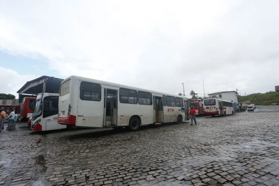 Ônibus da BTM continuam parados nas garagens