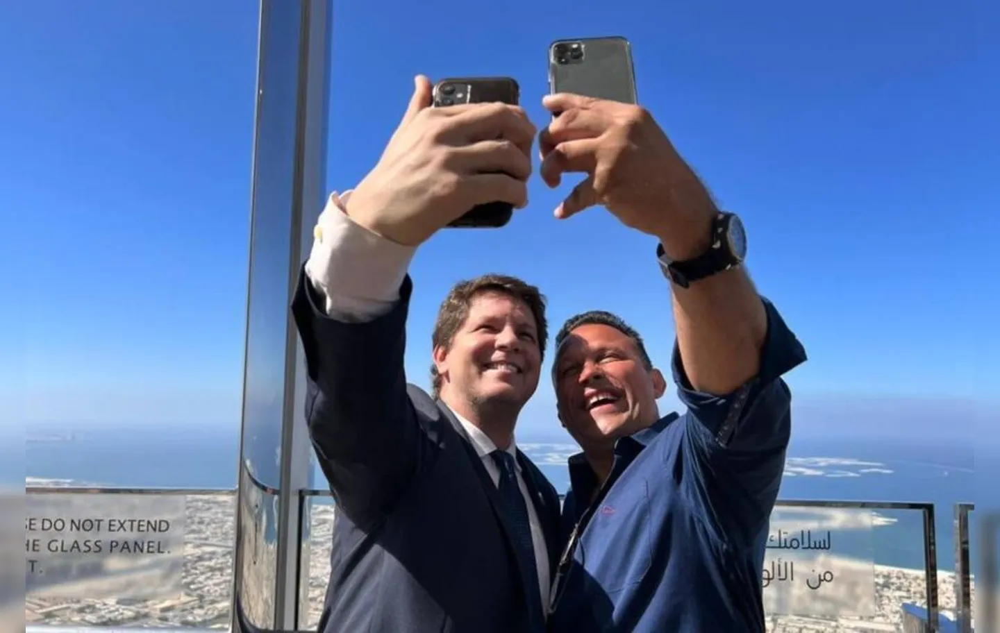 O secretário da Cultura, Mario Frias, e o lutador de jiu-jítsu Renzo Gracie tiram selfies em Dubai
