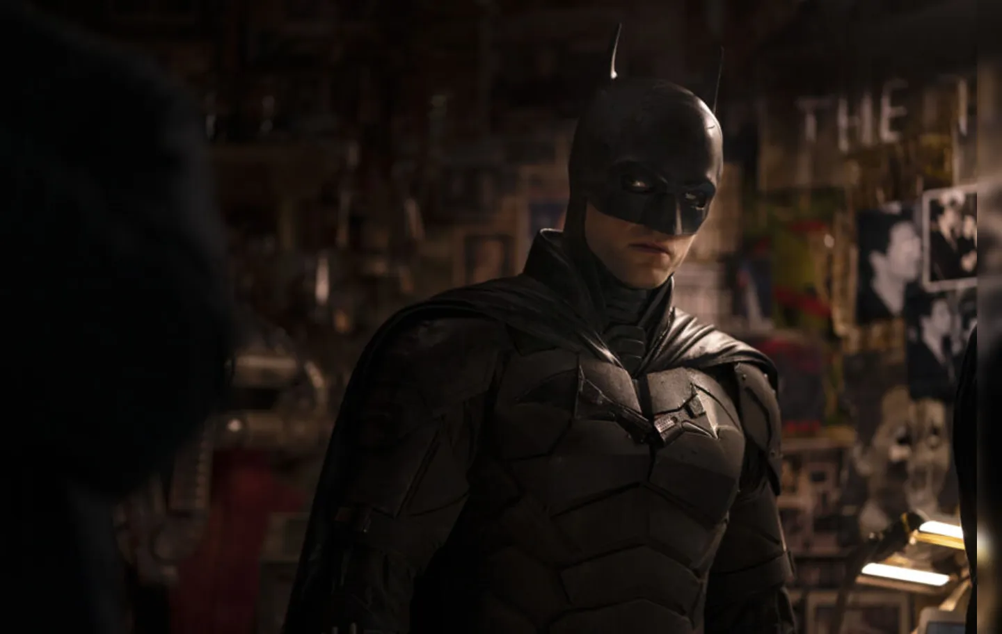 Contrariando as suspeitas dos fãs, Robert Pattinson entrega um Batman emocionalmente complexo