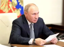 Imagem ilustrativa da imagem Putin anuncia retirada de parte das tropas em torno da Ucrânia