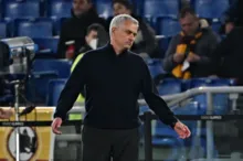 Imagem ilustrativa da imagem Mourinho é suspenso por dois jogos após gesto contra árbitro