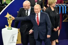 Imagem ilustrativa da imagem Rússia é excluída da Copa do Mundo e Uefa rompe com Gazprom