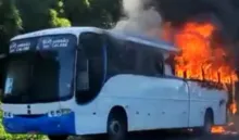 Imagem ilustrativa da imagem Ônibus pega fogo na rodovia Ilhéus-Itabuna