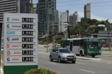 Imagem ilustrativa da imagem Privatizada, refinaria baiana tem gasolina mais cara do Brasil