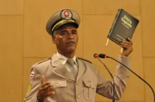 Imagem ilustrativa da imagem Pastor Sargento Isidório é promovido a capitão da PM