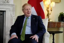 Imagem ilustrativa da imagem Boris Johnson faz visita polêmica à Arábia Saudita