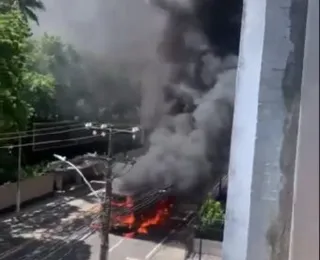 Ônibus sofre pane elétrica e pega fogo no bairro da Pituba