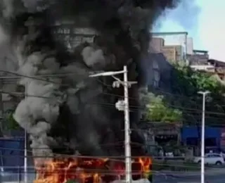 Mais um: ônibus é incendiado no bairro da Sete Portas