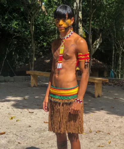 O jovem de 22 anos já desfilou na São Paulo Fashion Week e estrelou campanhas de moda