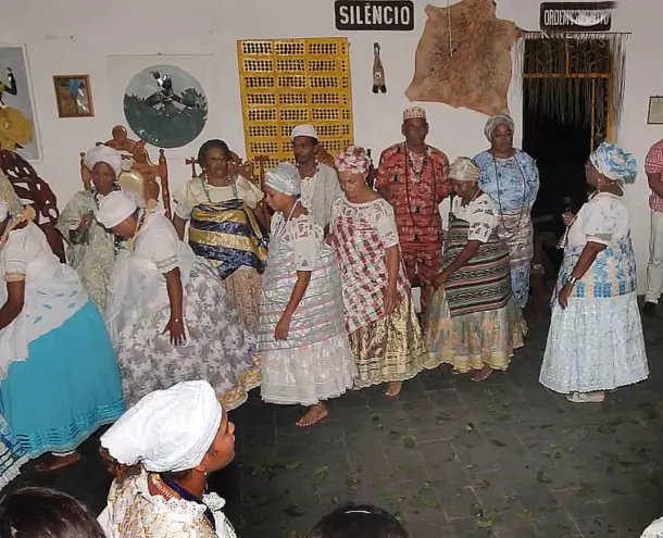 A função de ekéde é exclusiva de mulheres e constitui importância decisiva para o funcionamento da casa de poder (ilê axé)