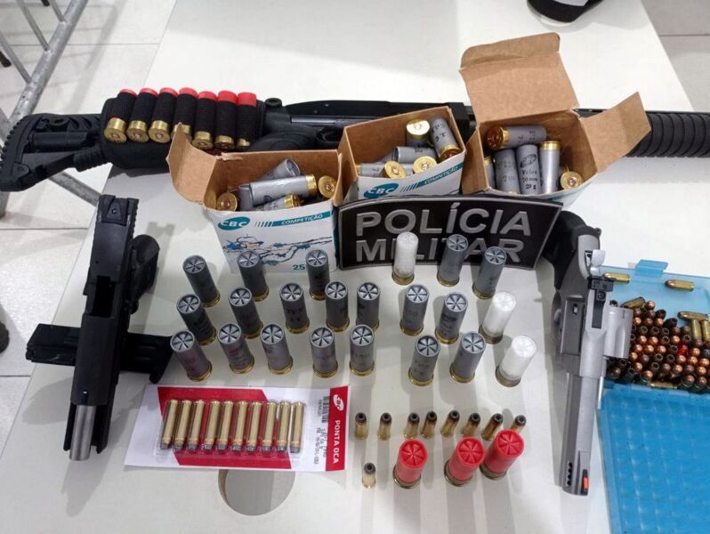 Suspeito foi encontrado com três armas e muita munição
