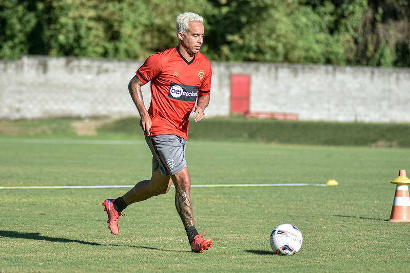 Mesmo com a contratação de 14 jogadores antes do final do ano, o Vitória parece ciente da necessidade de reforços para ir bem na competição