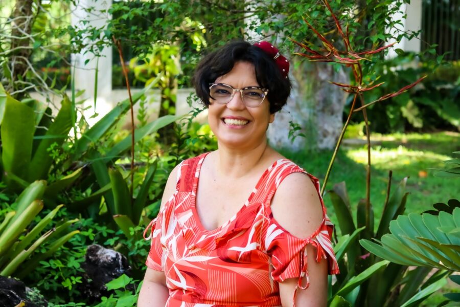 Palmira é soteropolitana, professora, escritora, poeta e mãe de dois filhos