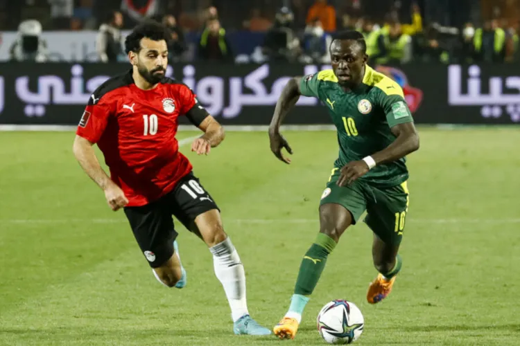 O novo duelo entre as estrelas Salah e Mané foi decidido com um gol contra do lateral senegalês Saliou Ciss