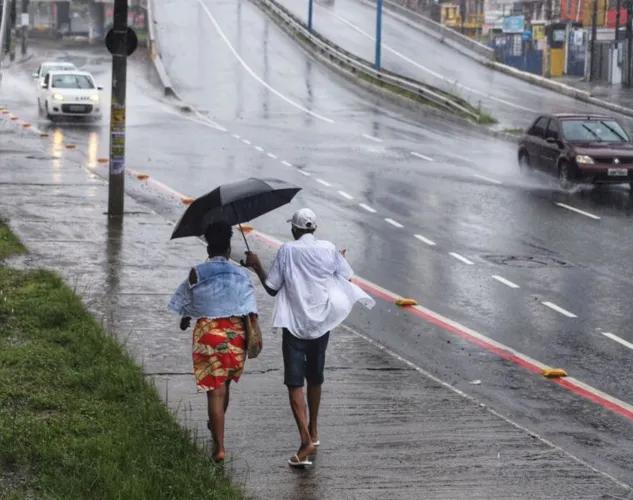 As chuvas fracas que podem cair são causadas por ventos úmidos provenientes do oceano Atlântico