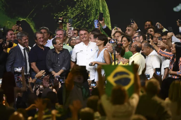 Bolsonaro ao lado de ministros, apoiadores e da primeira-dama, Michele