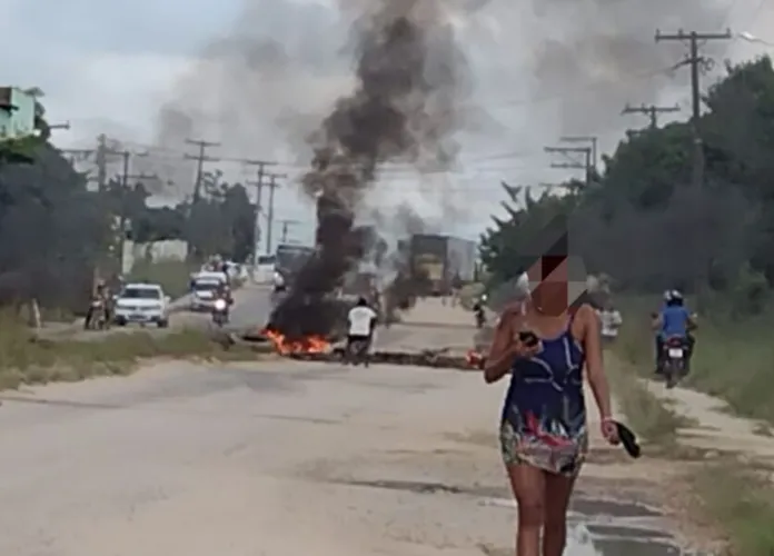 Pneus queimados bloqueiam a Avenida Júlio José Rodrigues, em Itapetinga