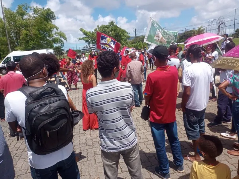 O protesto acontece em frente ao Tribunal de Justiça da Bahia, em Salvador