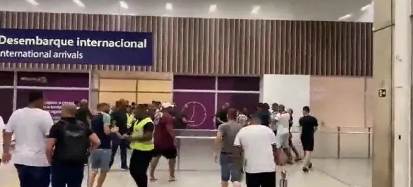 Grupo de aproximadamente vinte pessoas foi ao Aeroporto Internacional Tom Jobim receber a delegação do Tricolor Carioca