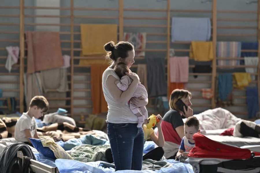 Refugiados ucranianos buscam reconstruir a vida após invasão russa