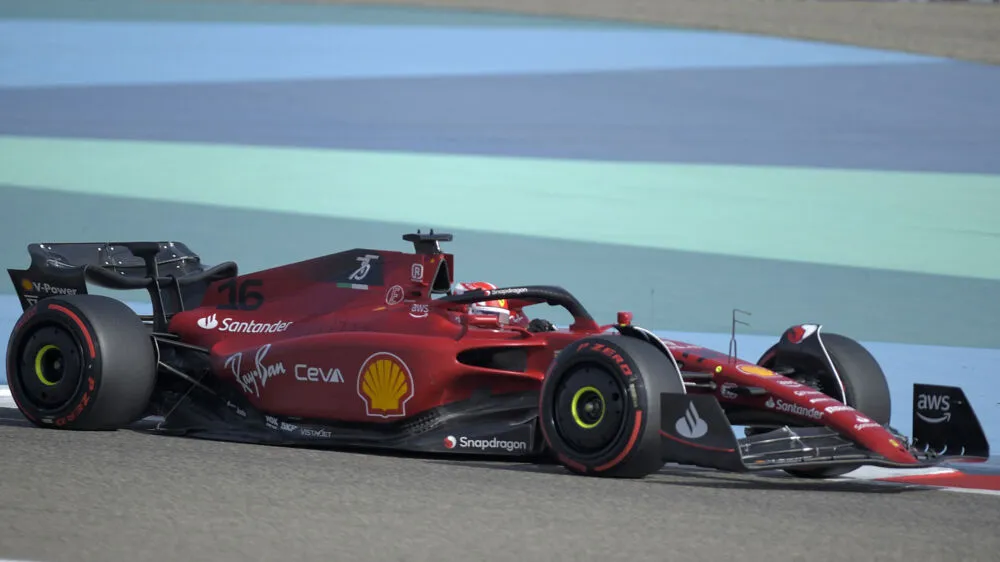 Piloto da Ferrari larga na primeira posição na corrida de domingo