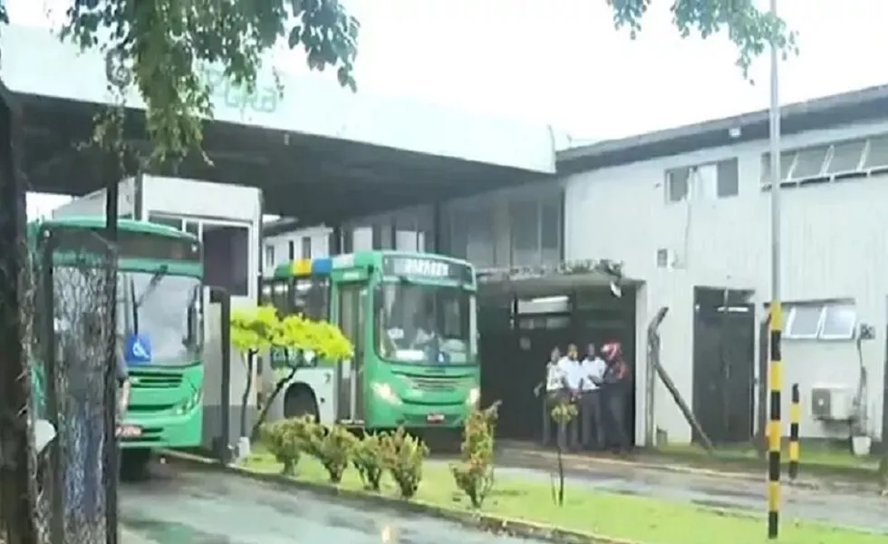 A Polícia Militar interviu na situação e os ônibus foram liberados às 6h30