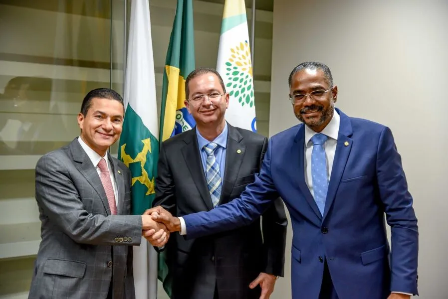 No meio, Alex Santana, filia-se ao Republicanos-BA, ao lado do presidente nacional da sigla, Marcos Pereira (direita), e o vice-presidente do partido, Márcio Marinho (esquerda)