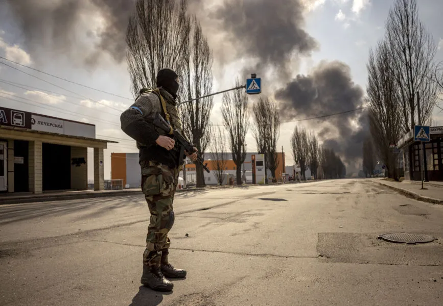 Soldado  ucraniano patrulha o subúrbio de Kiev