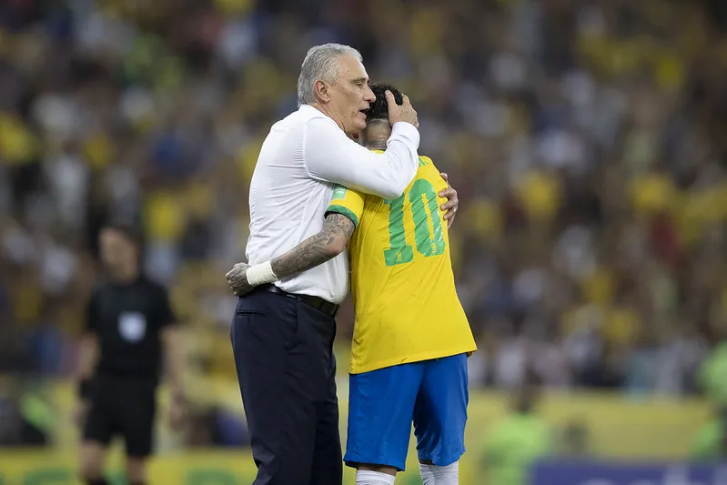 Tite e Neymar durante jogo entre Brasil e Chile, no Maracanã