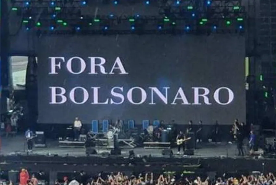 Banda Fresno escreveu neste domingo, 27, no telão a frase “Fora Bolsonaro
