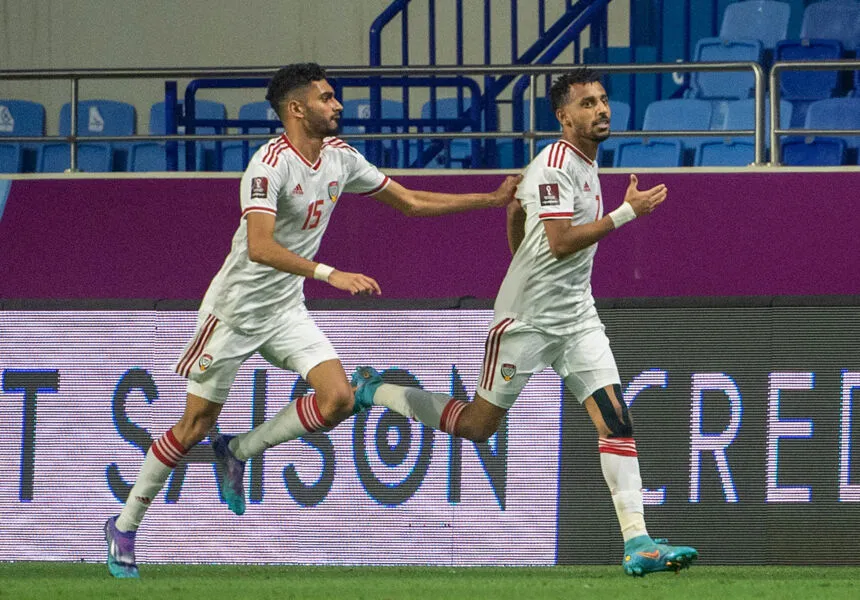 Hareb Abdullah (à dir.) marcou o gol da vitória dos Emirados Árabes