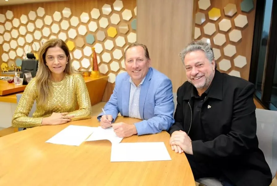John Textor assina contrato da Libra ao lado de Leila Pereira (presidente do Palmeiras) e Julio Casares (presidente do São Paulo)