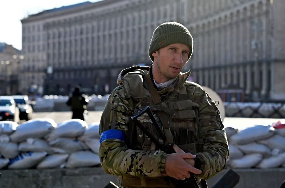 Sergiy Stakhovsky patrulha as ruas da cidade, que ele diz que protegerá "até o fim" contra o Exército russo