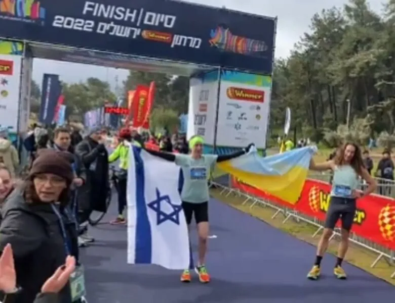 Após a vitória, Veretska exibiu as bandeiras israelense e ucraniana
