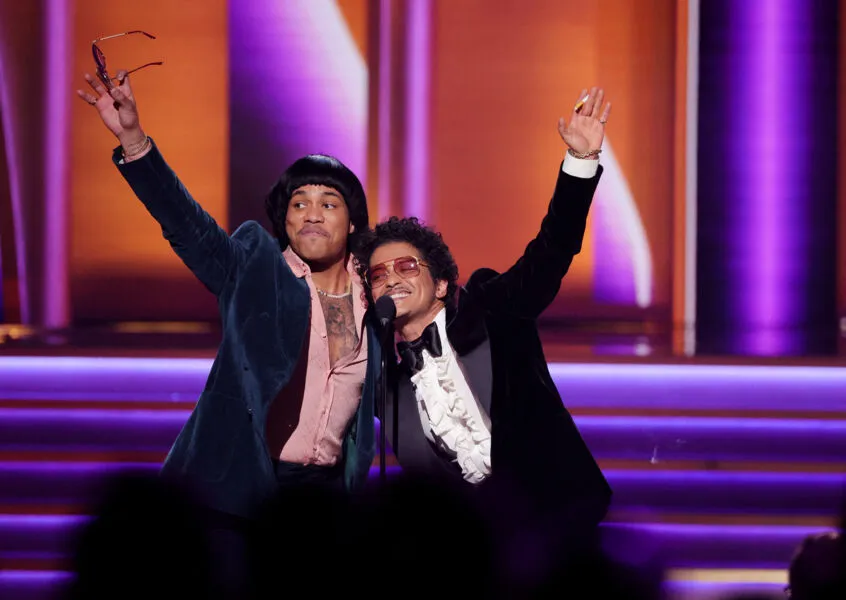O grupo Silk Sonic, o projeto paralelo de Bruno Mars e Anderson .Paak, venceu nas categorias de música e gravação do ano com "Leave the Door Open".