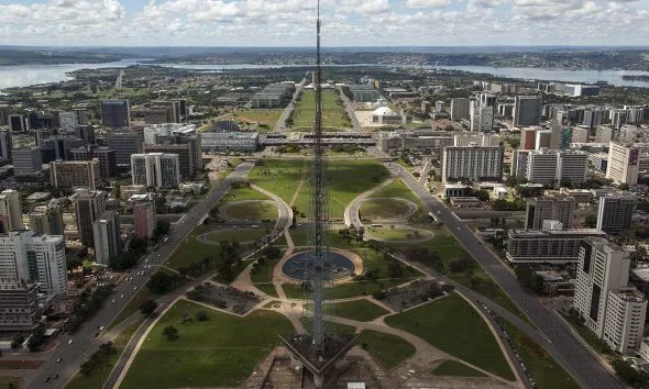 O “plano piloto” da capital segue os modelos urbanísticos e arquitetônicos de Lúcio Costa (1902-1988) e Oscar Niemeyer (1907-2012), respectivamente.