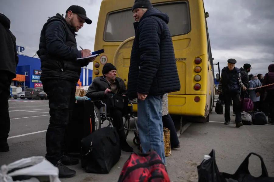 População ucraniana segue deixando o país por corredores humaitários