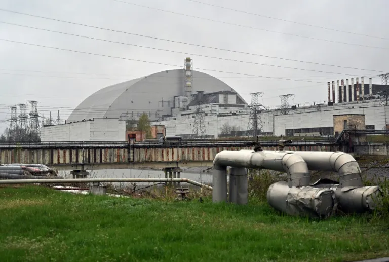 Sarcófago que cobre o reator número 4 da central de Chernobyl na Ucrânia