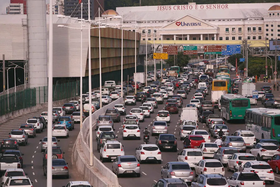 Principais vias de Salvador convivem com congestionamentos constantes